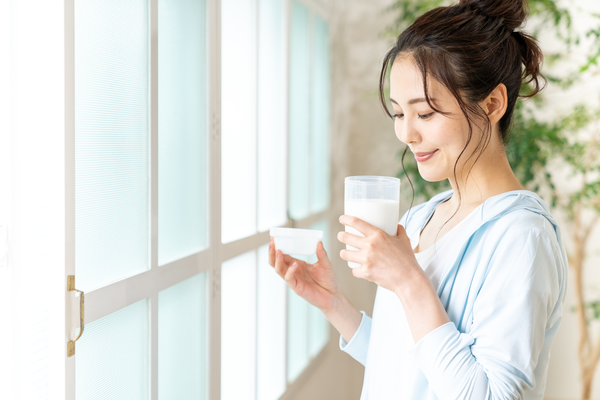 プロテインを飲む女性